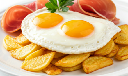 Huevos rotos con patatas y jamón: la receta española más sabrosa y fácil de hacer en casa